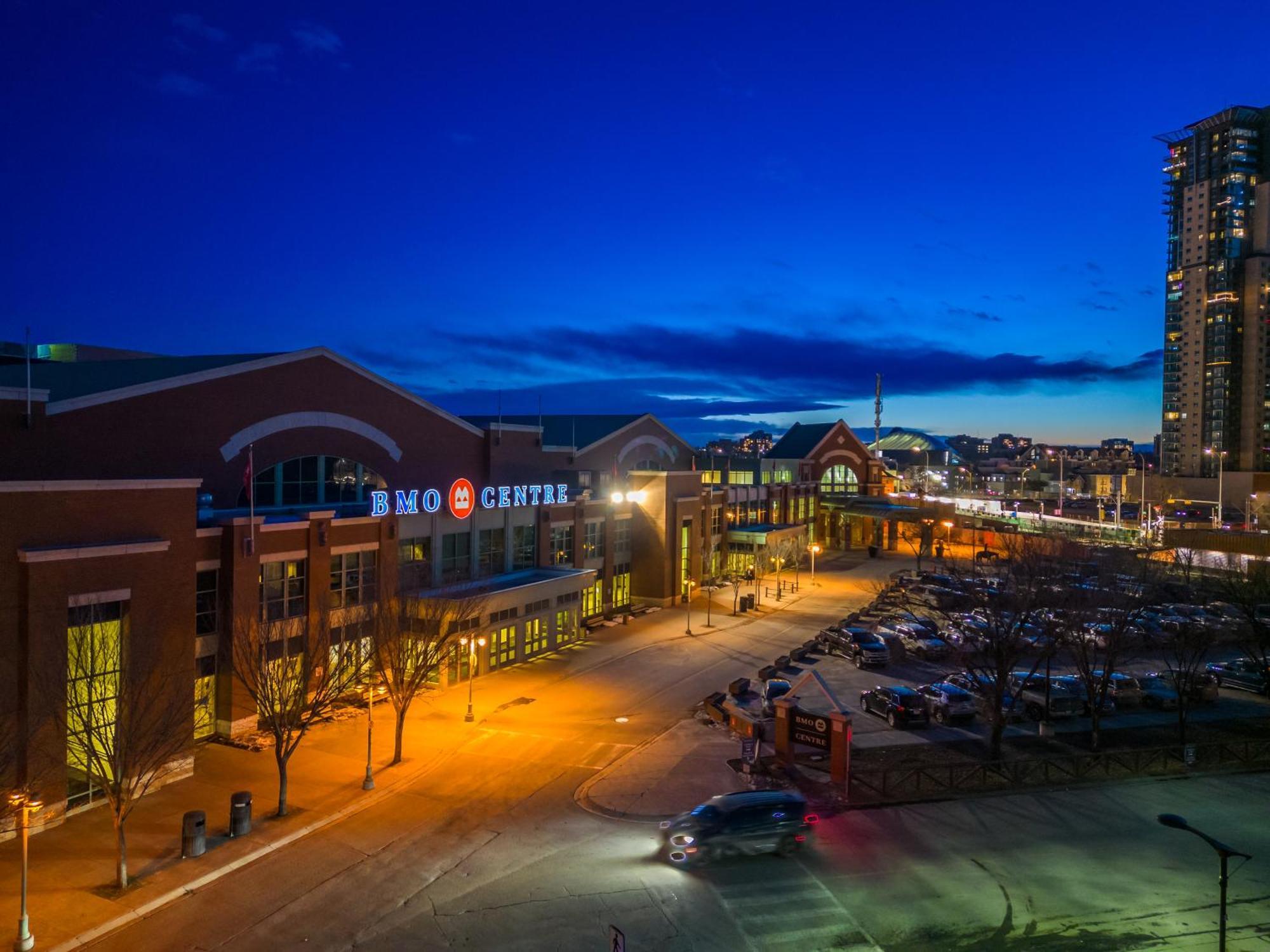 Unbeatable Downtown Experience- Walk To Bars, Casino, Stampede & Saddledome Plus Bonus Banff Pass, Parking & Wine! Calgary Exterior photo