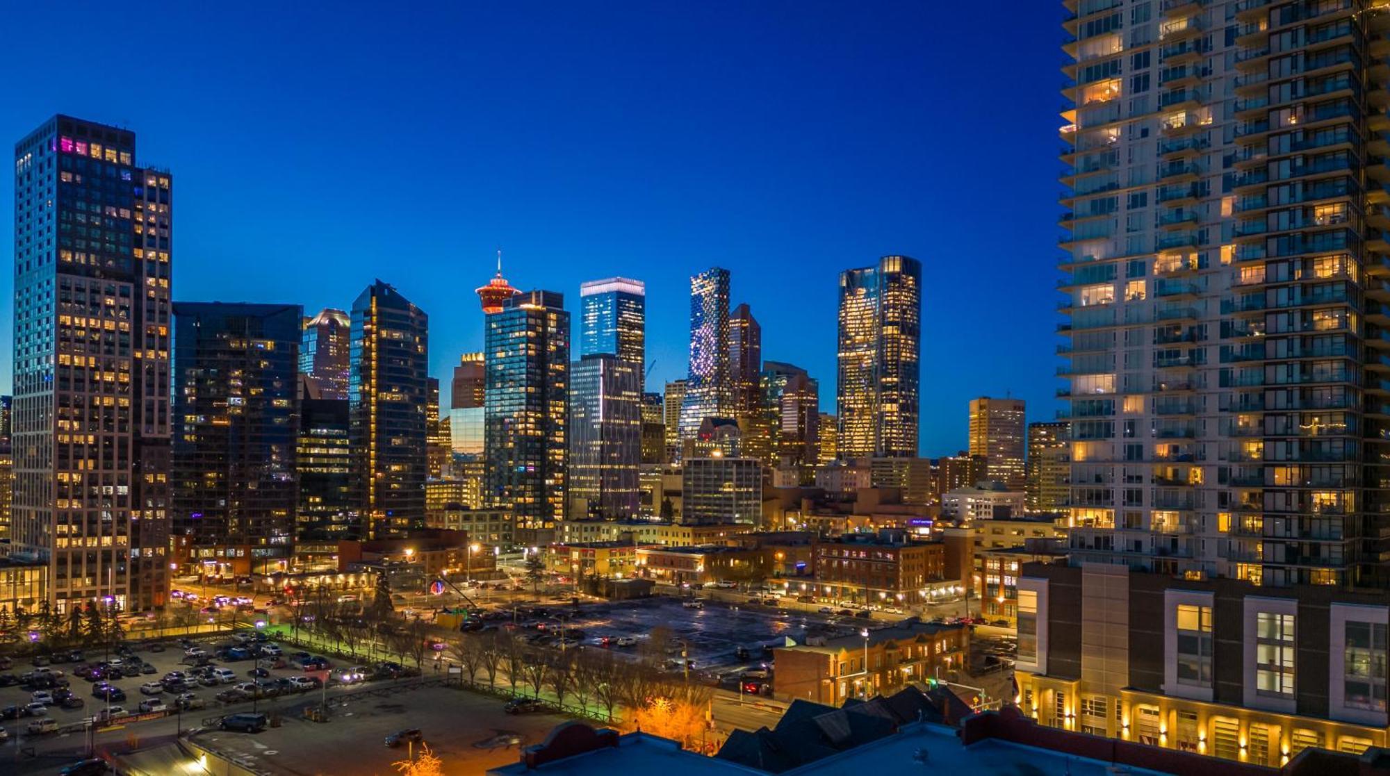 Unbeatable Downtown Experience- Walk To Bars, Casino, Stampede & Saddledome Plus Bonus Banff Pass, Parking & Wine! Calgary Exterior photo
