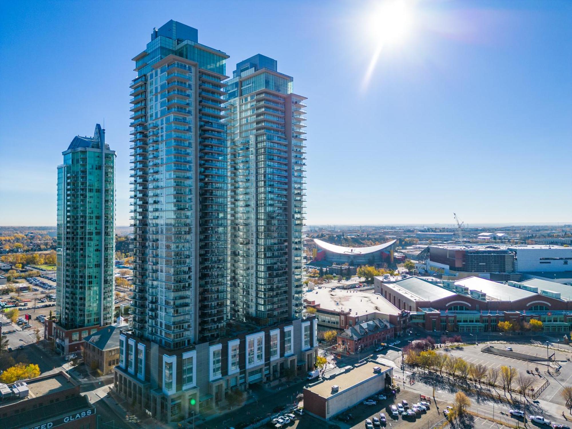 Unbeatable Downtown Experience- Walk To Bars, Casino, Stampede & Saddledome Plus Bonus Banff Pass, Parking & Wine! Calgary Exterior photo