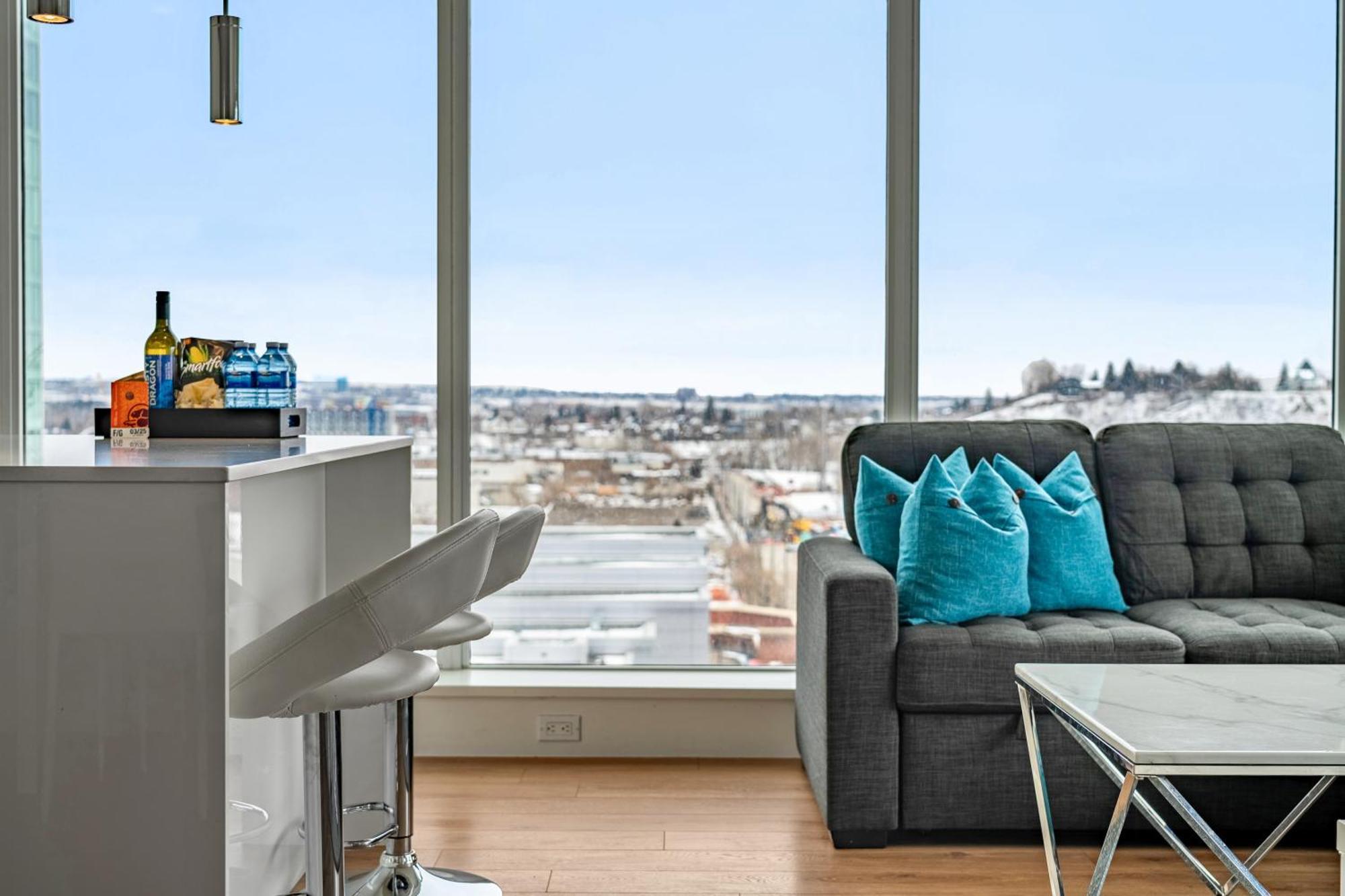 Unbeatable Downtown Experience- Walk To Bars, Casino, Stampede & Saddledome Plus Bonus Banff Pass, Parking & Wine! Calgary Exterior photo